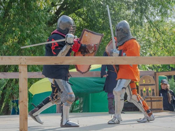 Tver Rússia Setembro 2020 Guerreiros Armadura Pesada Lutam Com Espadas — Fotografia de Stock