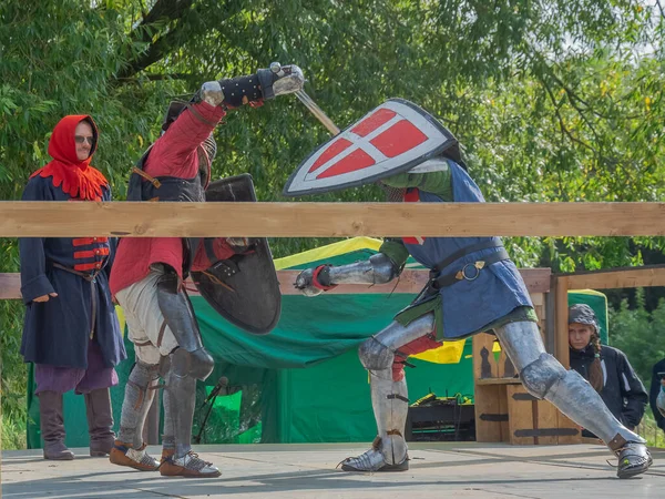 Tver Rússia Setembro 2020 Guerreiros Armadura Pesada Lutam Com Espadas — Fotografia de Stock