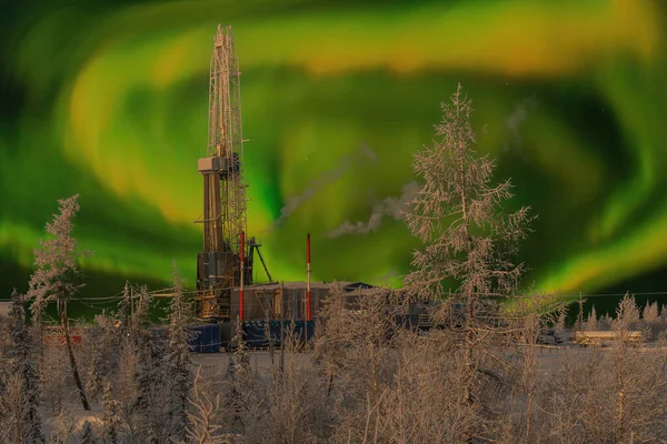 Petrol Gaz Sahasının Kuzey Manzarası Kutup Işıklarına Karşı Kuzey Kutbu — Stok fotoğraf