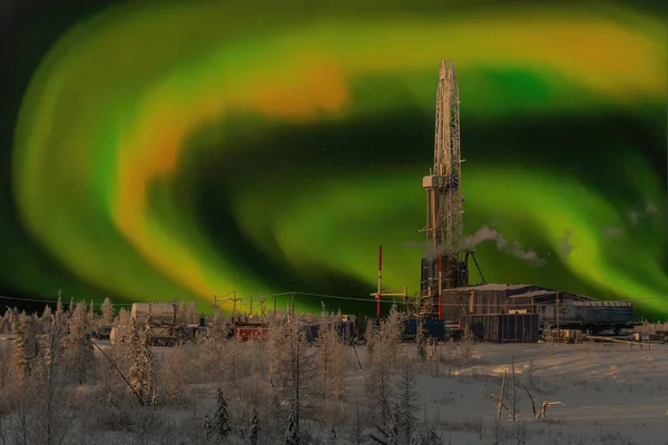 Petrol ve gaz sahasının kuzey manzarası kutup ışıklarına karşı. Kuzey Kutbu 'nda kışın güzel gece gökyüzü manzarası