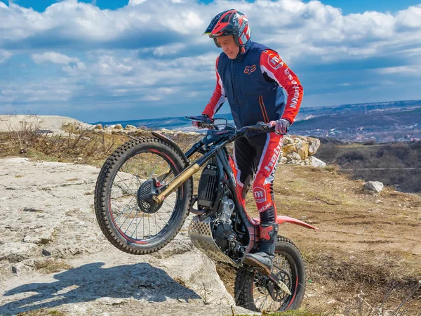 Pyatigorsk Ryssland Mars 2021 Utbildning Idrottsman Motorcykelförsök Ett Bergsområde Man Stockfoto