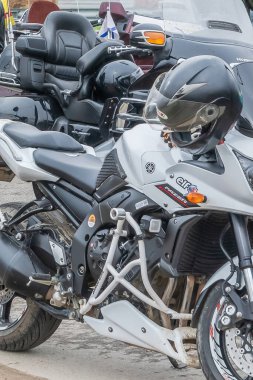 Tver Russia - 21 Nisan 2021: Çeşitli marka ve modellerin modern motosikletlerinin yakın plan görüntüleri. Çarpıcı nikel kaplama detaylar, mühendislik tasarımı. Tekno sanat tarzı arkaplan resmi