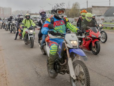 Tver Russia - 24 Nisan 2021: Modellerin ve markaların motorsikletleriyle şehir sokaklarında yapılan motor yarışı. Bahar Bisiklet Festivali. Yaşam tarzı ve hobileri kavramı