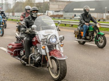 Tver Russia - 24 Nisan 2021: Modellerin ve markaların motorsikletleriyle şehir sokaklarında yapılan motor yarışı. Bahar Bisiklet Festivali. Yaşam tarzı ve hobileri kavramı