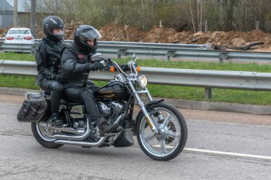 Tver Russia - 24 Nisan 2021: Miğferli ve teçhizatlı genç erkekler ve kadınlar yolda motosiklet sürüyor. Bahar Bisiklet Festivali. Yaşam tarzı ve hobileri kavramı