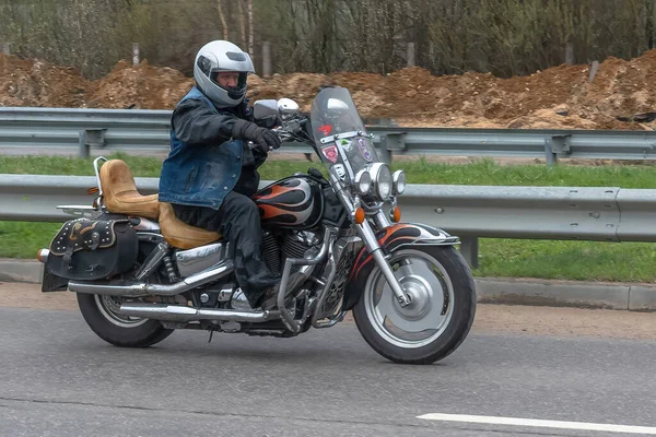 Tver Rússia Abril 2021 Jovem Capacete Equipamento Monta Uma Motocicleta — Fotografia de Stock