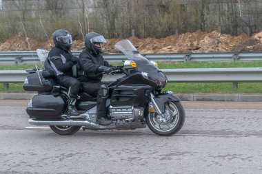 Tver Russia - 24 Nisan 2021: Miğferli ve teçhizatlı genç erkekler ve kadınlar yolda motosiklet sürüyor. Bahar Bisiklet Festivali. Yaşam tarzı ve hobileri kavramı