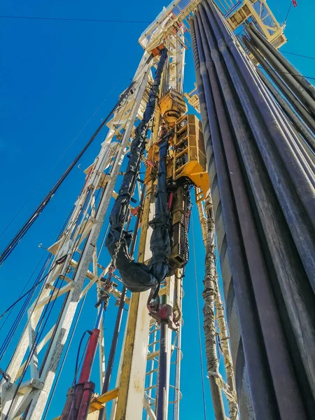 Type derrick inside upwards. Drill pipes are installed in two on the inside. Top power drive for drilling and mud hose for drilling mud