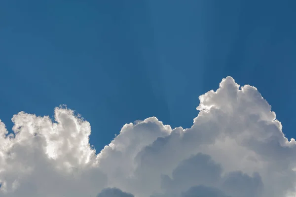 Белые Пушистые Облака Фоне Голубого Неба Освещение Солнца Подчеркивает Импекс — стоковое фото