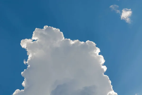 Белые Пушистые Облака Фоне Голубого Неба Освещение Солнца Подчеркивает Импекс — стоковое фото