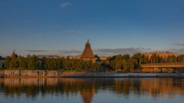 Zicht Het Pskov Kremlin Bij Zonsondergang Voorgrond Staat Grensrivier Neman — Stockfoto