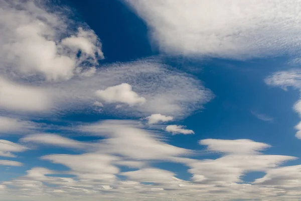Witte Pluizige Wolken Achtergrond Van Blauwe Lucht Verlichting Van Zon — Stockfoto