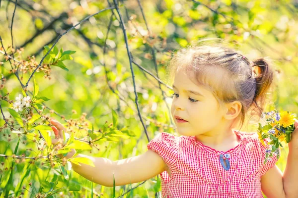Boldog kislány a tavaszi napfényes parkban — Stock Fotó