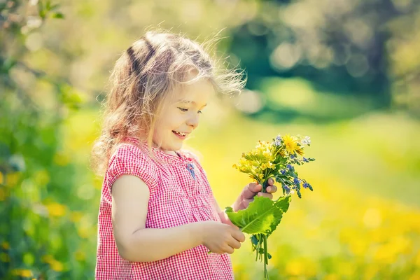 Šťastná holčička v jarním slunném parku — Stock fotografie