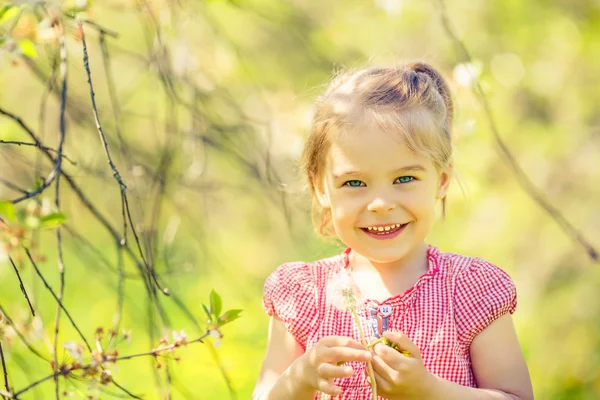 Baharda küçük mutlu kız güneşli parkta — Stok fotoğraf