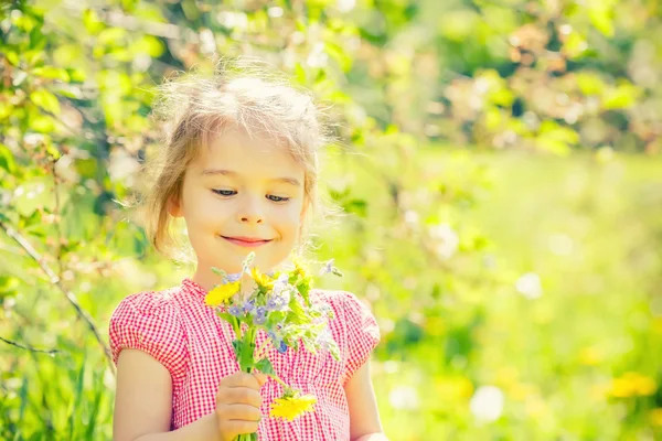 Menina feliz no parque ensolarado primavera — Fotografia de Stock