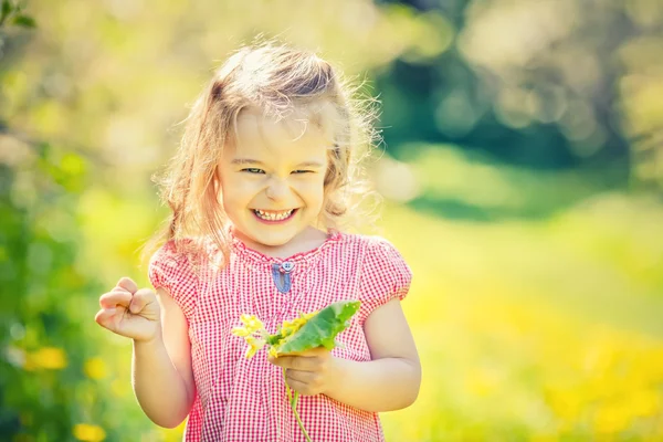 Menina feliz no parque ensolarado primavera — Fotografia de Stock