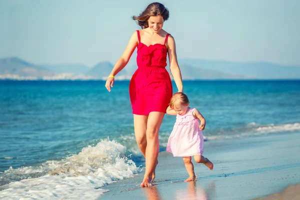 妈妈和女儿在海滩上散步 — 图库照片