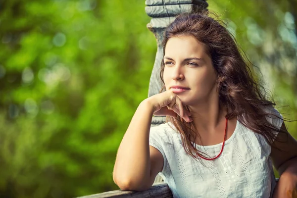 Portrait de jeune belle femme — Photo