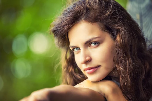 Portrait of young beautiful woman — Stock Photo, Image