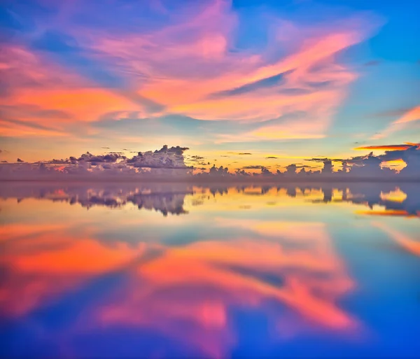 Puesta de sol sobre el océano — Foto de Stock