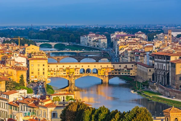 Mosty přes řeky arno ve Florencii — Stock fotografie