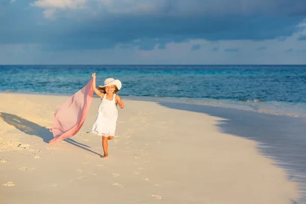 Menina na praia — Fotografia de Stock