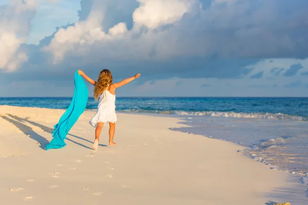 Little girl on the beach — Stock Photo, Image