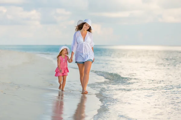 Mutter und Tochter spazieren am Strand — Stockfoto