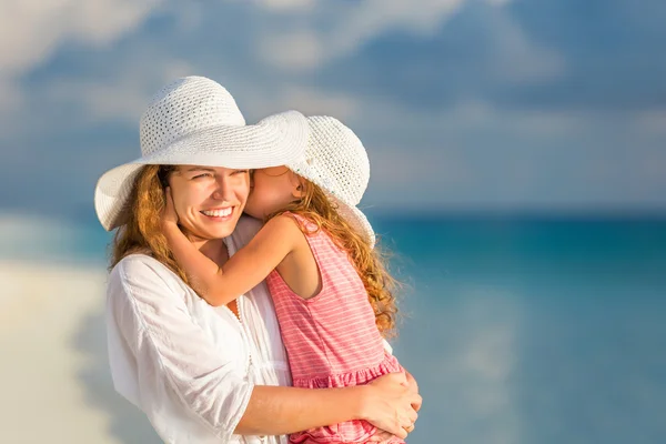 Mère et fille sur la plage — Photo