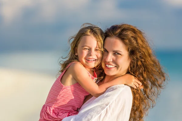 Madre e hija en la playa —  Fotos de Stock