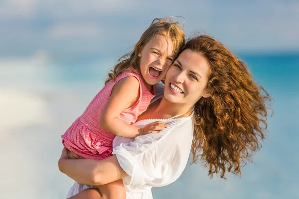 Moeder en dochter op het strand — Stockfoto