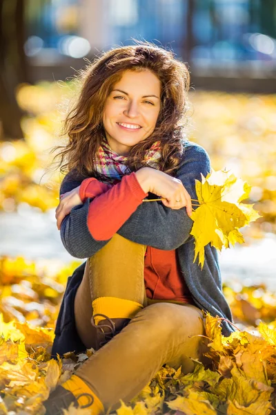 Porträt einer jungen schönen Frau — Stockfoto