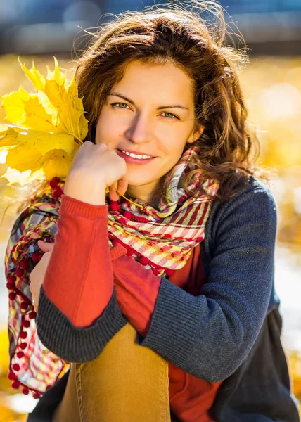 Portret van jonge mooie vrouw — Stockfoto