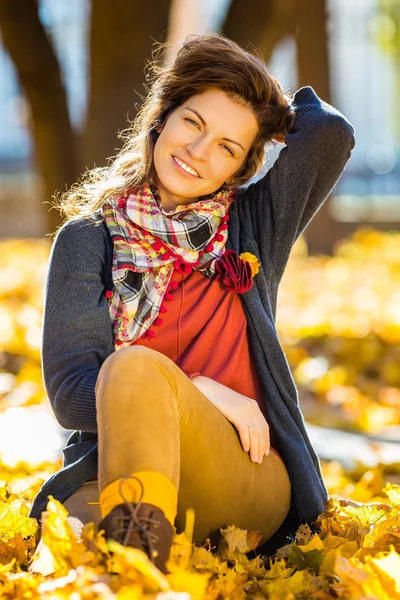 Porträt einer jungen schönen Frau — Stockfoto