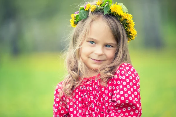 Petite fille dans le parc de printemps — Photo