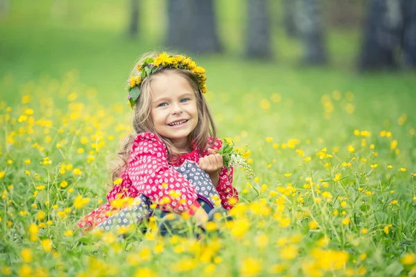 Niña en el parque de primavera — Foto de Stock