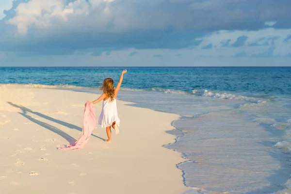 Little girl on the beach — Stock Photo, Image