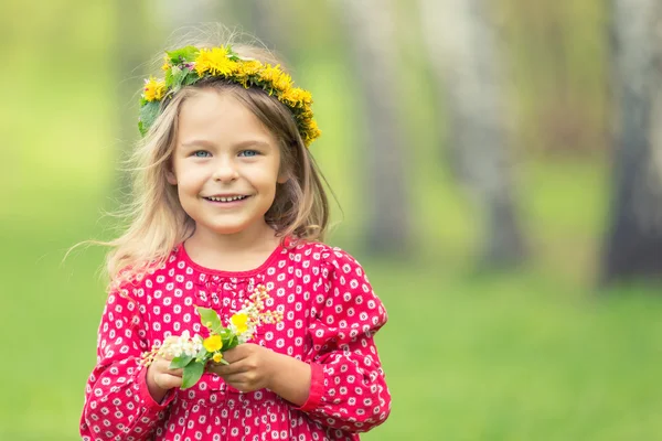 Petite fille dans le parc de printemps — Photo