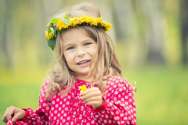 Petite fille dans le parc de printemps — Photo