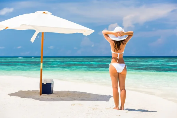 Giovane donna sulla spiaggia — Foto Stock