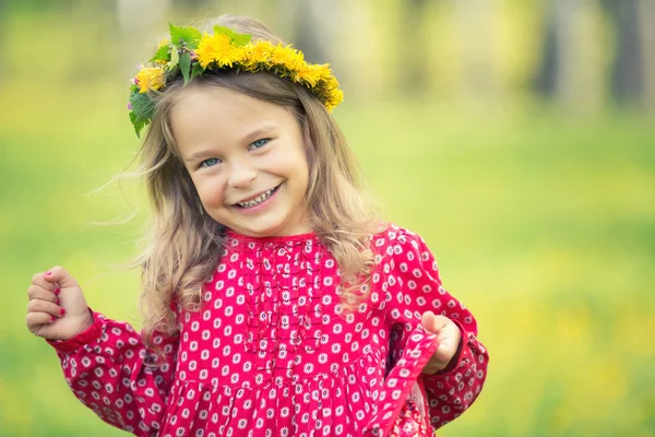 Kleines Mädchen im Frühlingspark — Stockfoto