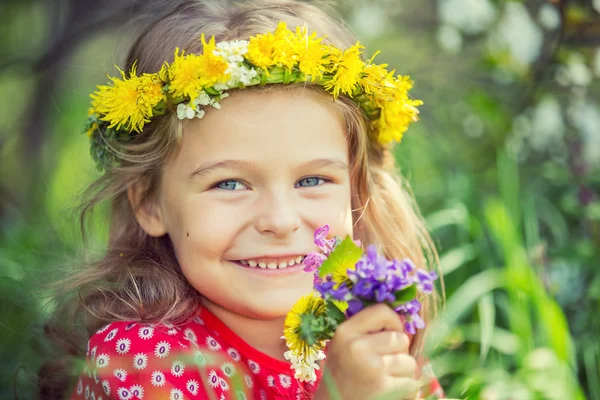 Petite fille dans le parc de printemps — Photo