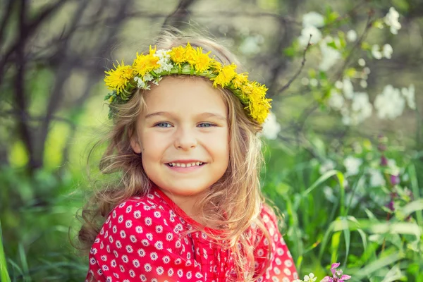 Petite fille dans le parc de printemps — Photo