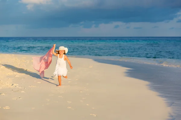 Menina na praia — Fotografia de Stock