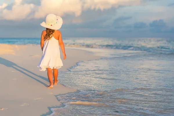 Little girl on the beach — Stock Photo, Image