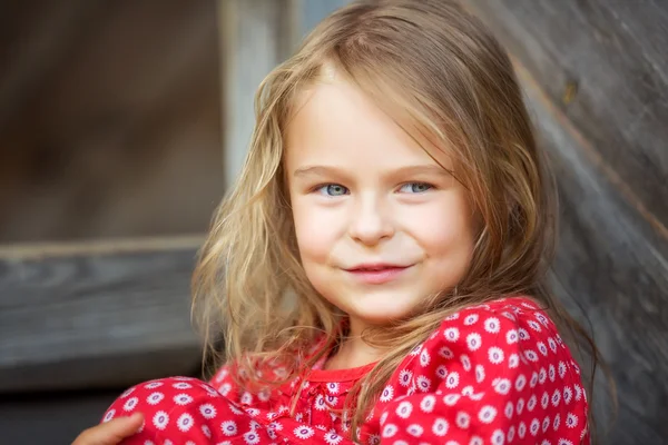 빨간 복장에 있는 어린 소녀 — 스톡 사진