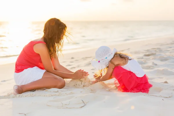 해변에 어린 딸을 데리고 있는 어머니 — 스톡 사진
