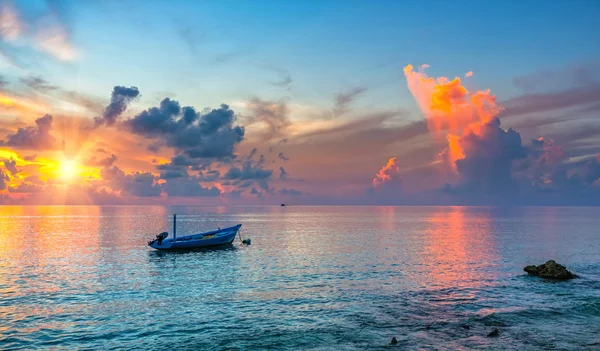 Soluppgång över havet — Stockfoto