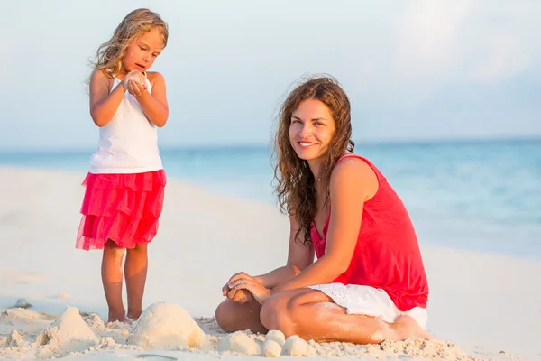 Mutter mit kleiner Tochter am Strand — Stockfoto